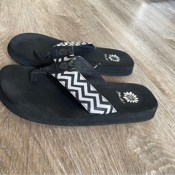 Yellow Box Black and White Zigzag Sandals - Picture 4 of 4